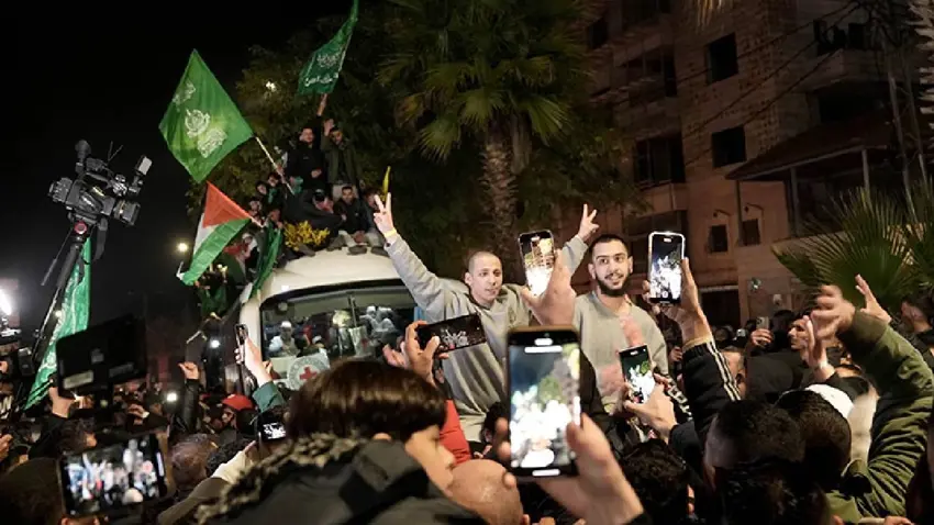 Ji 236 girtiyên filistînî dema  Îsraîl wan berde, wê sirgûnî Qeter û Tirkiyeyê bên kirin