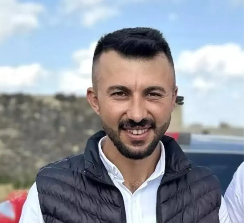 Demança xwe paqij dikir lê bi sasî li xwe xist û can da