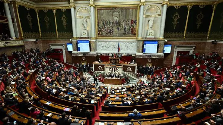 Fransa'da tartismali bütçe tasarisi kabul edildi!