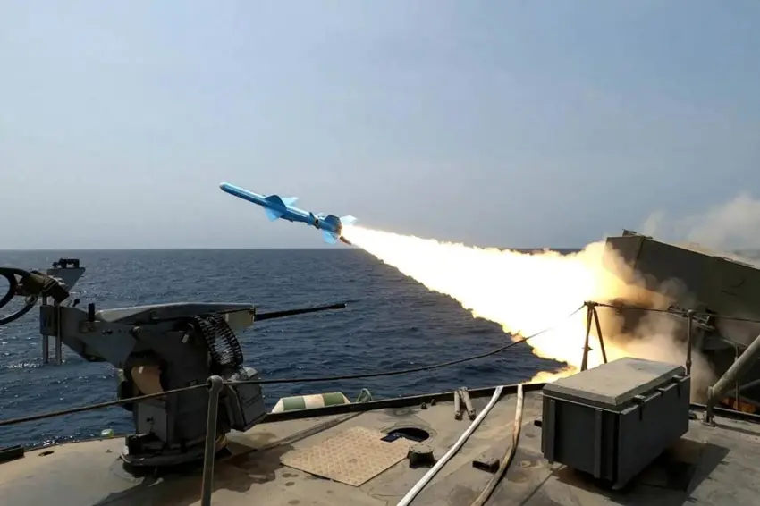 İran, düzenlediği deniz tatbikatında füze fırlattı!