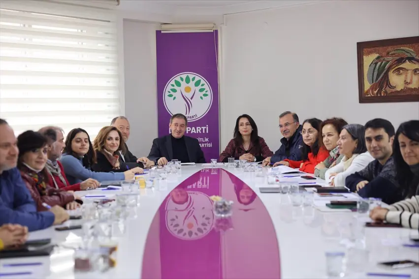 DEM Parti Öcalan gündemiyle toplandi: Yol haritasi belirlenecek.. 