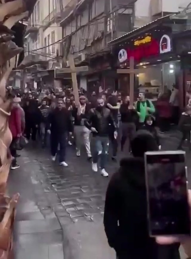 Suriye'deki Hristiyan azınlık da protestolara başladı